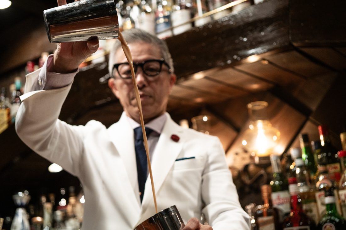 液体の筋がまっすぐ伸びる瞬間。真剣な表情のロングポア